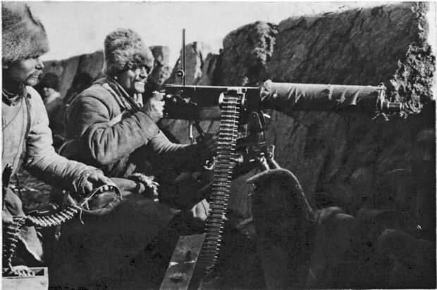 Пулеметчики отряда генерала П.И. Мищенко. Штабс-капитан В.В. Степанов из этого отряда стал первым офицером, погибшим на суше в ту войну.