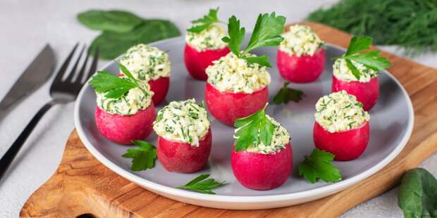 Редис, фаршированный яичной начинкой со шпинатом