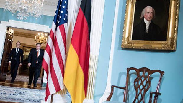 Глава немецкого МИД Хайко Маас и госсекретарь США Майк Помпео во время встречи в Вашингтоне. Архивное фото