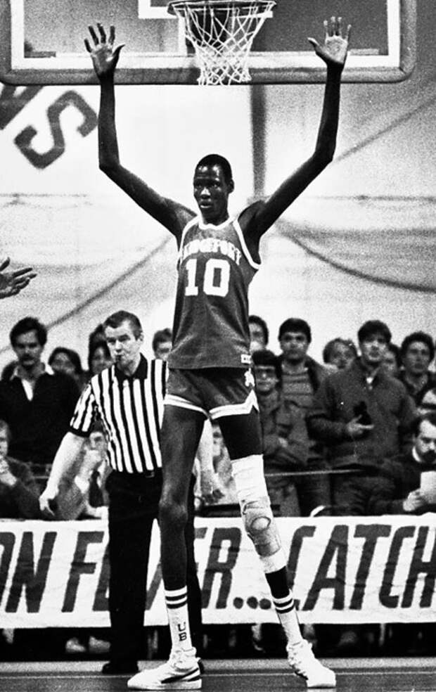 самый высокий баскетболист в истории НБА Мануте Бол. фото