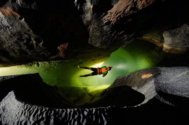 Внутри самой большой пещеры планеты: завораживающие фото из пещеры Шондонг