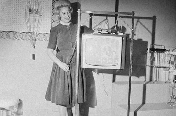 А вот такой девайс придумала некая Кэрол Смит и продемонстрировала на выставке China Glass and Gift Market в Чикаго в 1963 году. При помощи крючков телевизор крепится цепями к стойке, благодаря чему его можно поднимать и опускать в мире, зомбоящик, изобретение, интересно, люди, телевизор, факты