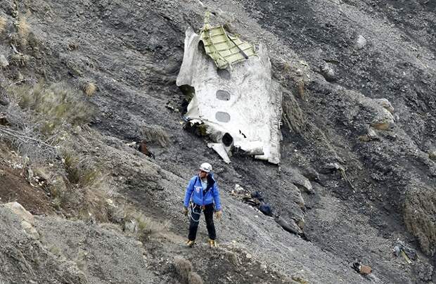 Обломки лайнера А320. Самолет компании Germanwings, следовавший из Дюссельдорфа в Барселону, разбился в департаменте Альпы Верхнего Прованса.