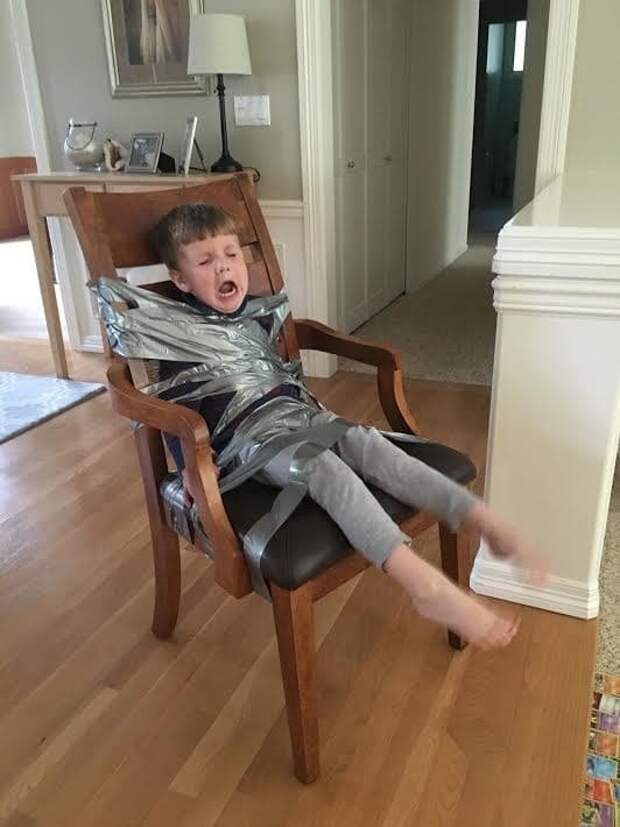 Дети привязали младшего брата к стулу скотчем, потому что он мешал им играть в покемонов дети, игры