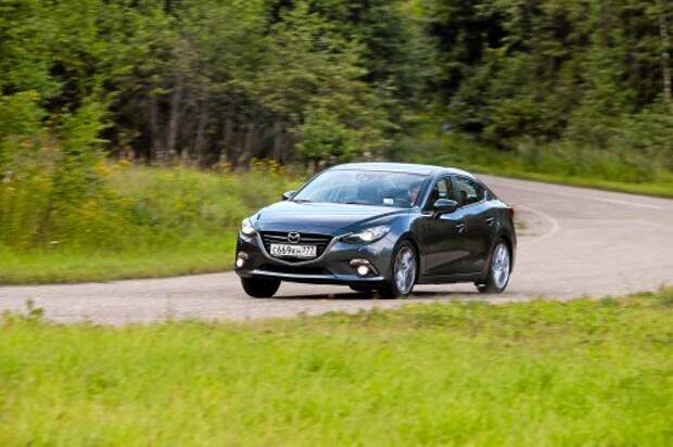 В скоростных поворотах Mazda великолепна: запас по сцеплению огром- ный, обратная связь на руле образцовая. Жаль, вышесказанное справедливо, только если под колесами ровный асфальт.