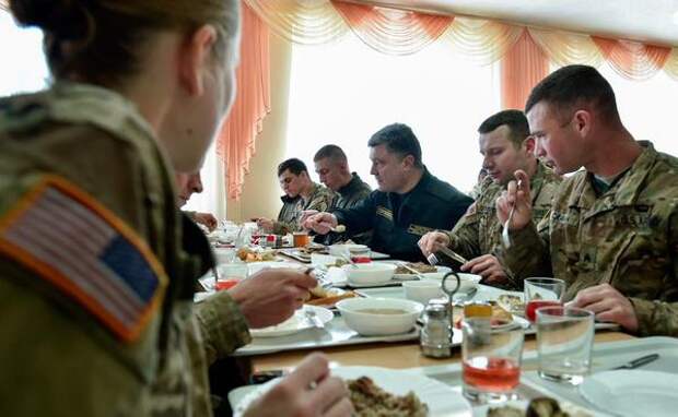 Президент Украины похвастался обедом с американскими военными