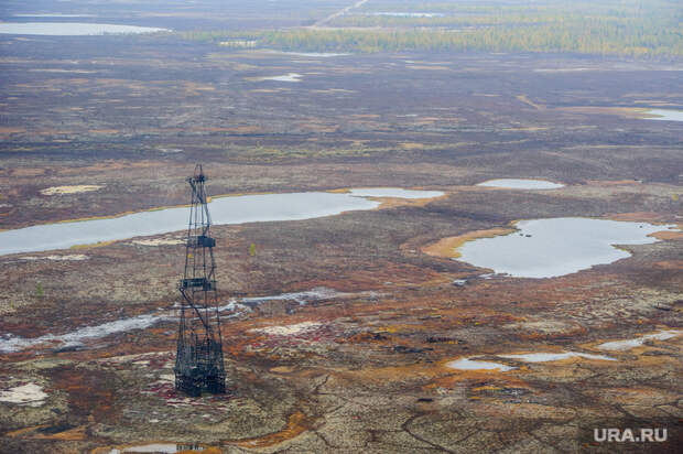 Природа Ямало-Ненецкого автономного округа, север, тундра, арктика, добыча нефти, озеро, водоем, нефтяная вышка, ямал, природа ямала, природные ресурсы, вид сверху, осень, экология, с квадрокоптера