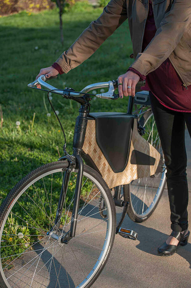 Велосипед с дамской сумочкой