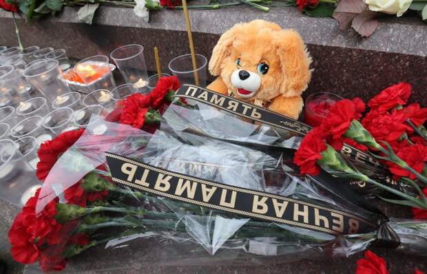 Цветы и свечи у памятника пограничникам Отечества на площади Яузских ворот, Москва