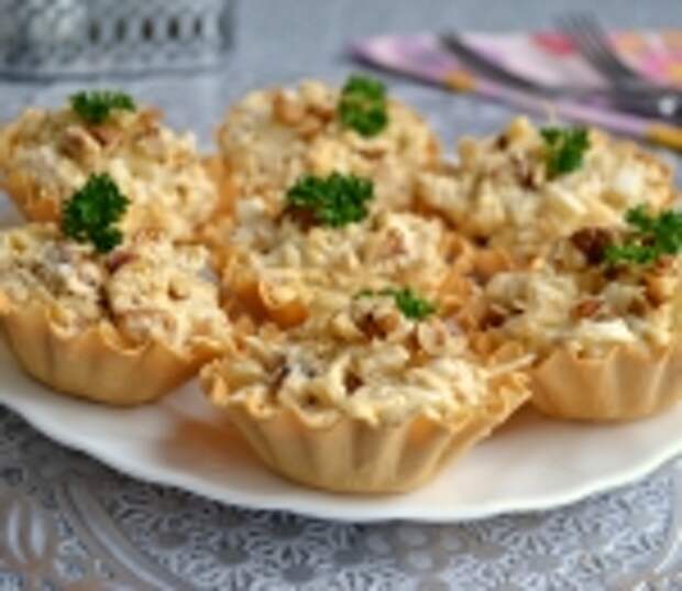 Салат с курицей и ананасом в тарталетках