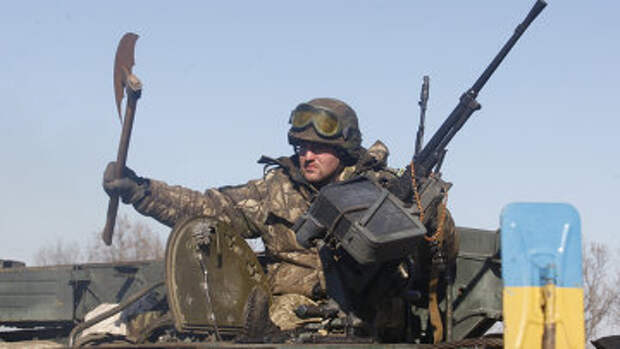 Украинский военный с секирой на бронемашине, архивное фото