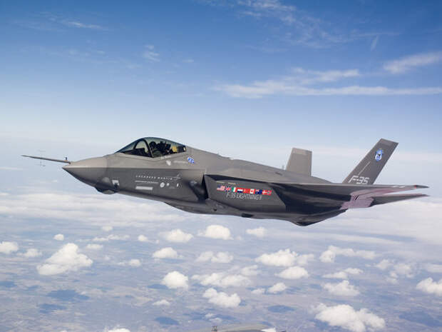 Lockheed Martin F-35 Lightning II — семейство малозаметных многофункциональных истребителей-бомбардировщиков пятого поколения