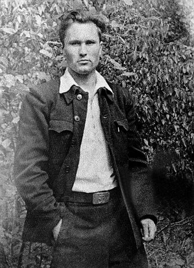 Вернувшись из армии в 1953 году, Василий Шукшин женился на односельчанке Марии Шумской. Окончив экстерном десять классов, работал учителем и директором в местной школе, затем поступил в автомобильный техникум. Однако все это было неинтересно Шукшину, и он уехал покорять Москву. Приехав в столицу, Шукшин решил поступать на режиссерский факультет ВГИКа, но взять его решился только Михаил Ромм. Остальные боялись Шукшина, так как он совершенно не понимал, что можно говорить, что нельзя. В 1957 году Шукшин решил развестись с женой, потому что «влюбился»