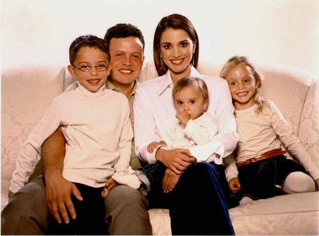 королева Иордании Рания с мужем Абдуллой и детьми. Фото