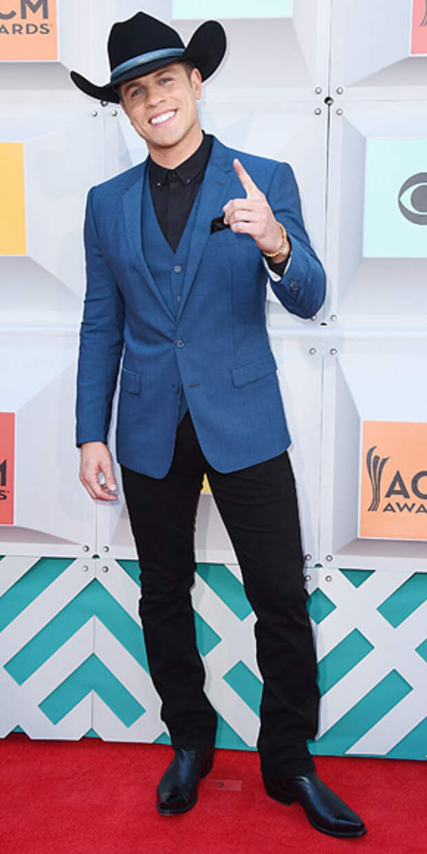 dustin-lynch-290
