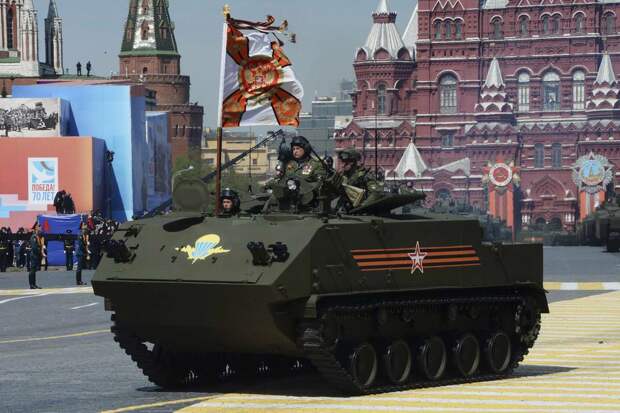 Новейший десантируемый БТР Ракушка на Красной площади в Москве