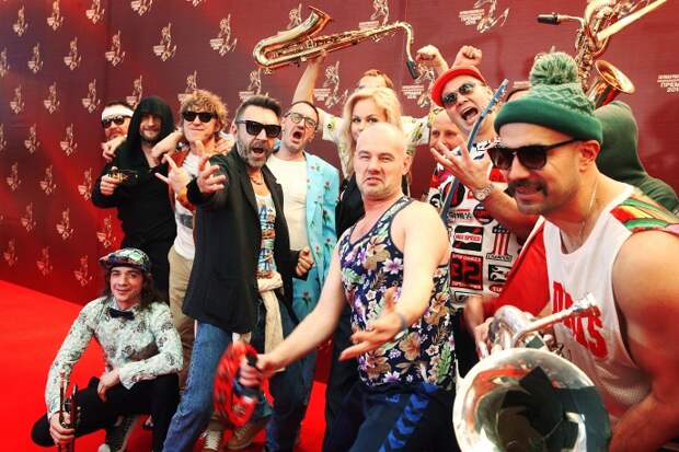 Лидер группы "Ленинград" Сергей Шнуров (второй слева на первом плане) на церемонии вручения Первой российской национальной музыкальной премии в "Крокус Сити Холле", 10 декабря