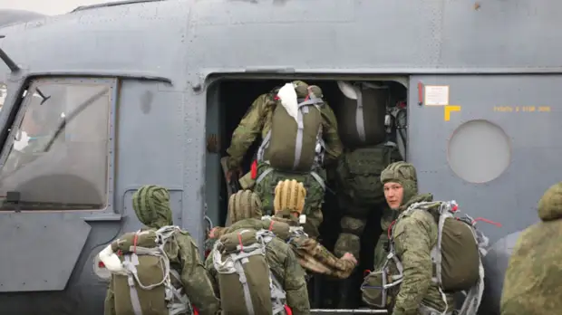 Морпехи Каспийской флотилии в ходе учений опробовали модернизированные парашюты Д-10