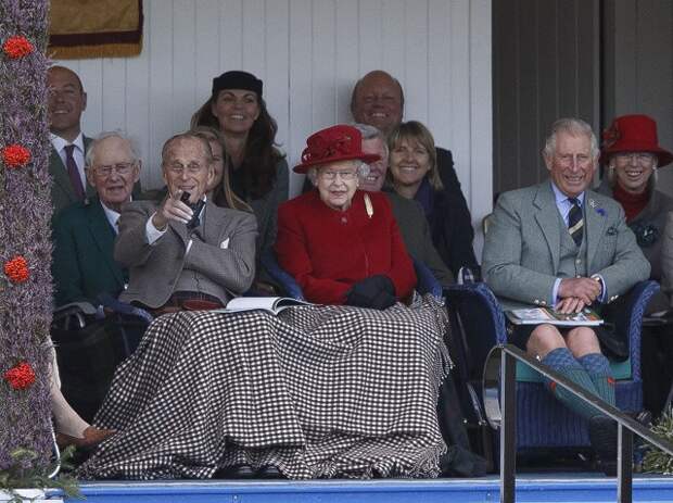 Королева Великобритании Елизавета II, ее муж принц Филипп и их сын принц Чарльз на традиционном собрании горцев в деревне Бреймар…