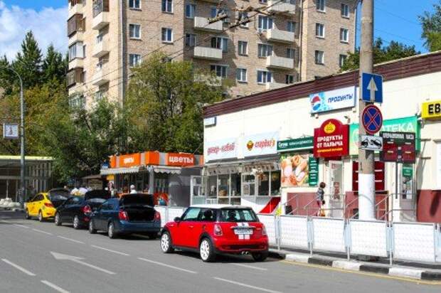 М. П. Смотри, сколько машин припарковано под знаком. И ни одну не увозят. Даже если эвакуатор сейчас приедет, вряд ли какую-то заберет. Парень из Mini явно в магазин зашел, минут через десять вернется. С. С. Сорок минут уже ждем, а результат нулевой. Видимо, все эвакуаторы в других местах работают. Они же не хаотично выезжают, а по плану.