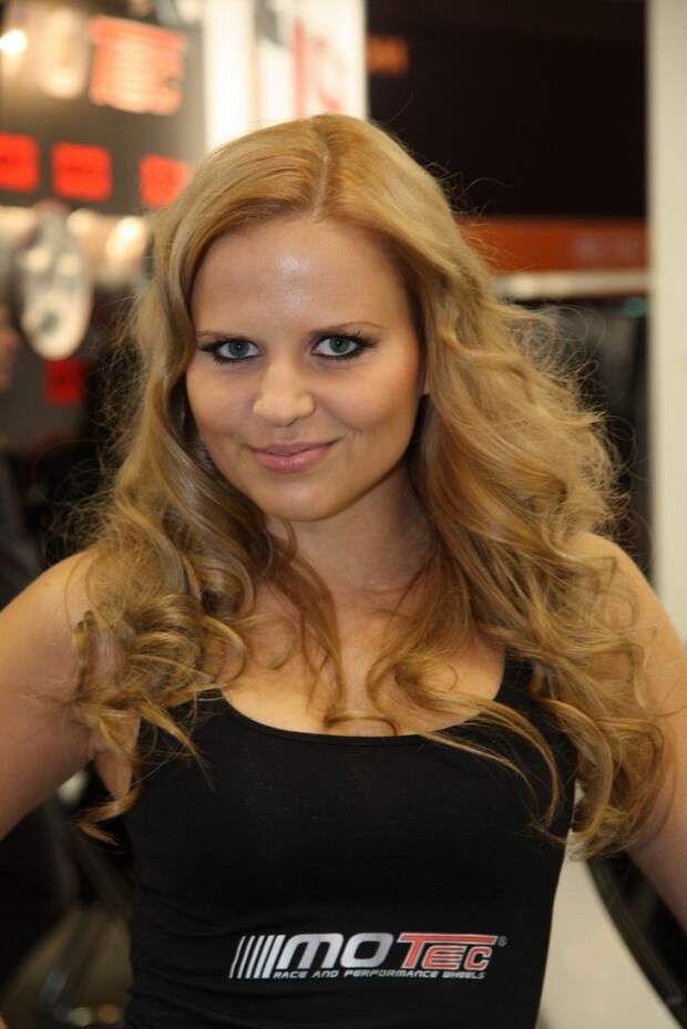 Девушки с автосалона Essen Motor Show (72 фото)