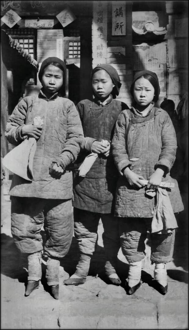 Ханьские девушки, стоит обратить внимание на их маленькие ступни... исторические фото, история, китай