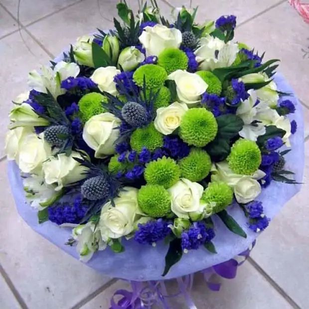 Цветы сортавала. Букет цветов. Необычные букеты из цветов. Букет в сине зеленых тонах. Букет из белых и синих хризантем.