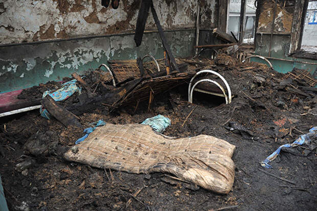 2758210 13.12.2015 На месте пожара в психоневрологическом диспансере в селе Алферовка Новохоперского района Воронежской области. Андрей Архипов/РИА Новости