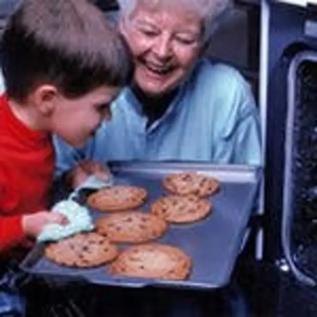 Бабушка озабоченно сказала ваня забыл. Бабушка внук пирожки. Бабушка и внучка пекут пирог. Бабушка и пироги. Бабушка печет печенье.