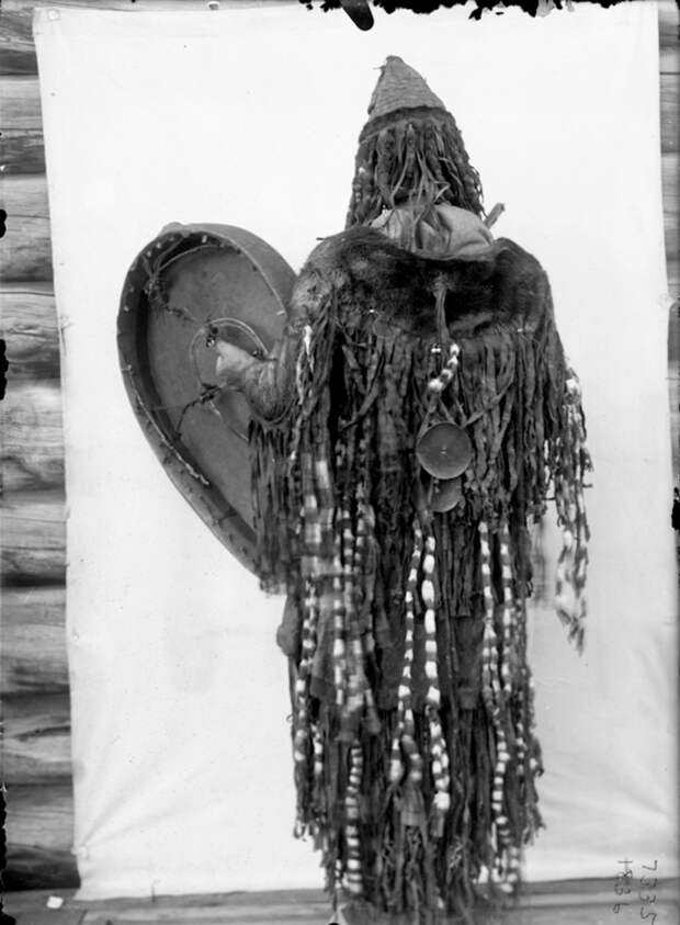 Юкагирский шаман в церемониальной одежде (с бубном), 1902