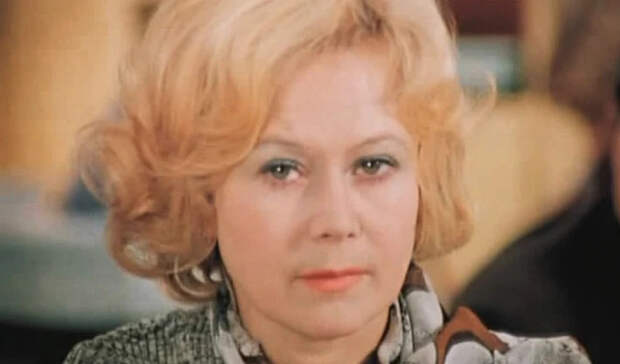 Помните Ольгу Рыжову из "Служебного романа"? Думали, она пропала. А она вот, что сказала о Галкине*, Пугачёвой и Хаматовой: "Предатель. Стыд