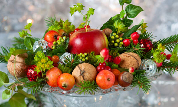 ваза с фруктами на новогоднем столе