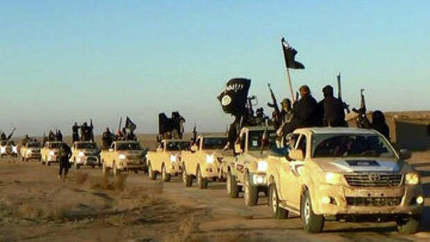Колонна автомобилей с боевиками Исламского государства на пути из Сирии в Ирак. Архивное фото