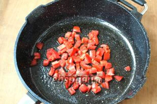 Нарезать кубиками помидоры, припустить их на сковороде в течение 5 минут.