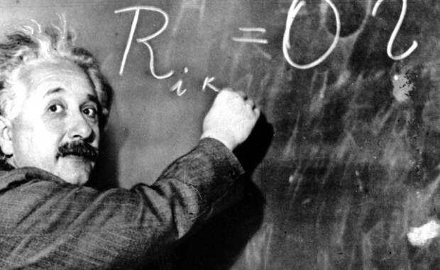 Ядерный синтез Изобретатель: Альберт Эйнштейн Знаменитое уравнение E = mc² можно считать праотцом ядерной бомбы. Эйнштейн, известный пацифист, до конца жизни сожалел о своей роли в создании этого разрушительного оружия. Лично он никогда над бомбой не работал — проверка безопасности участников проекта оказалась слишком жесткой. Вместо этого гениальный ученый стал инициатором кампании, в результате которой США вообще начали строить бомбу. В начале Второй мировой войны многие считали, что Германия работает над созданием атомной бомбы и Эйнштейн написал Рузвельту открытое письмо, призывая сделать то же самое.