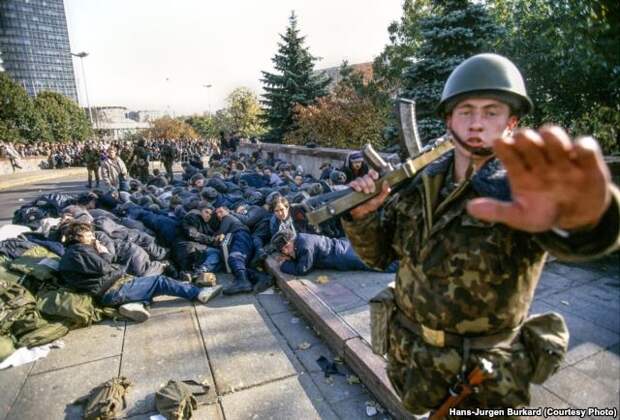 4 октября 1993 года. Защитники Белого дома прячутся во время обстрела здания