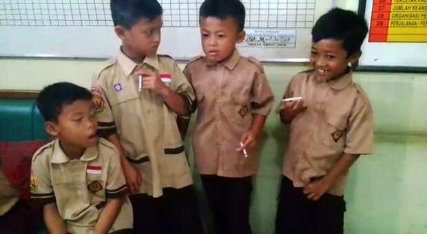 Директор заставил курящих 8-летних школьников выкурить еще больше сигарет в качестве наказания 