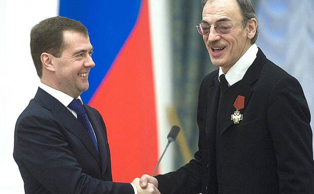 Почему Боярский не снимает шляпу? боярский, шляпа