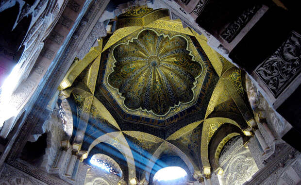 Мескита Кордоба, Испания Еще одна средневековая мечеть, построенная в 784 году, была захвачена католиками и преобразована в римско-католический собор в 1236 году. Мескита считается самым известным произведением мавританской архитектуры.