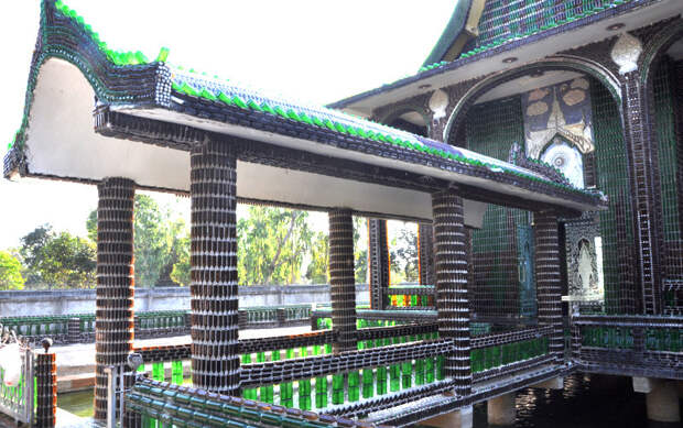 Буддийский храм из стеклянных бутылок архитектура, здания, мусор, отходы, факты