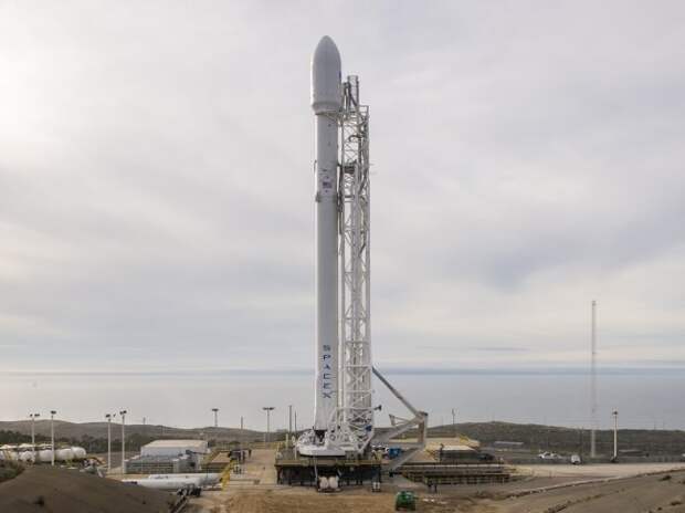 Скромный ракето-носитель. 1-я ступень Falcon-9 успешно села на баржу в океане. Скромный ракето-носитель. 1-я ступень Falcon-9 успешно села на баржу в океане.