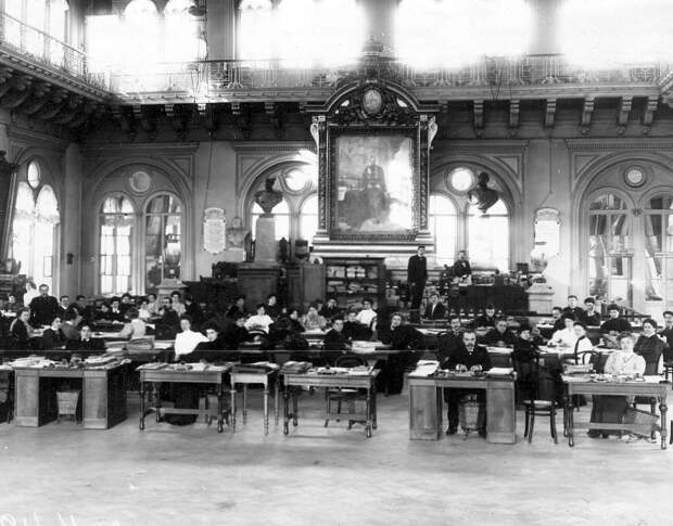 1906. Члены избирательной комиссии в Первую Государственную думу в зале заседаний Городской думы