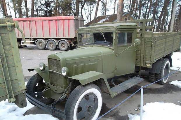 Неизвестные продают музейные авто (4 фото)