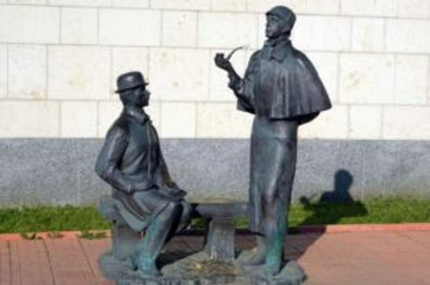 Памятник Шерлоку Холмсу и доктору Ватсону.