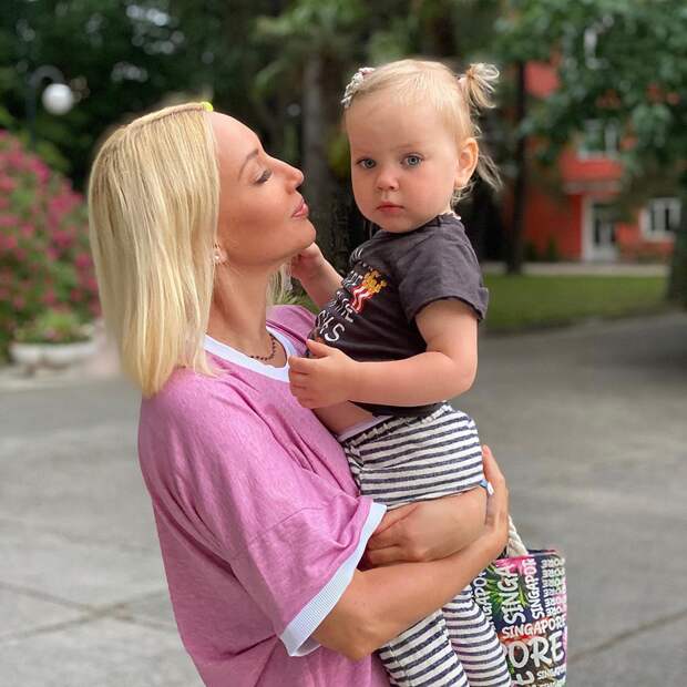 2-летняя дочь Леры Кудрявцевой впервые выступила на сцене
