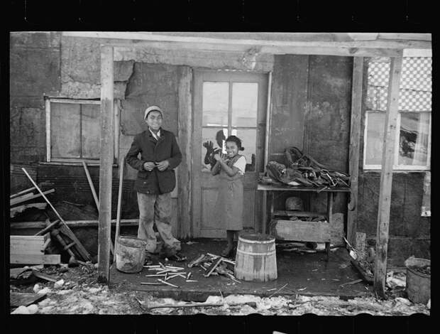 6. Негритянская семья возле своего дома. Нью-Джерси. Февраль 1936 года. америка, великая депрессия, кризис