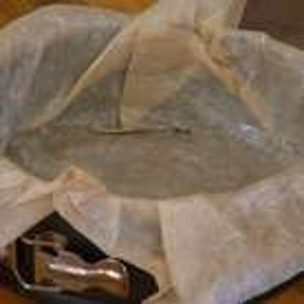 Небольшую разъемную форму для выпечки выстелить пищевой бумагой, смазанной оставшимся сливочным маслом.