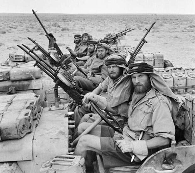 20. Бойцы британской авиадесантной службы SAS после трехмесячного патрулирования Северной Африки в 1943 году 20. Бойцы британской авиадесантной службы SAS после трехмесячного патрулирования Северной Африки в 1943 году