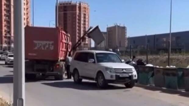 За парковку возле мусорных контейнеров оштрафовали водителя в Актау
