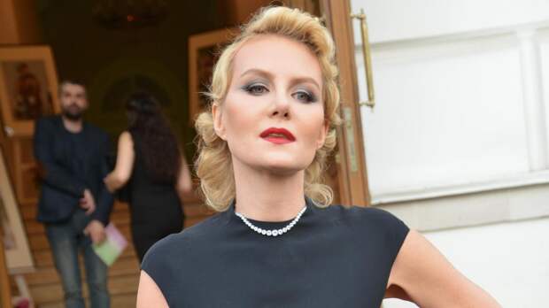 59-летняя Рената Литвинова снялась в облегающем комбинезоне в Париже: фото